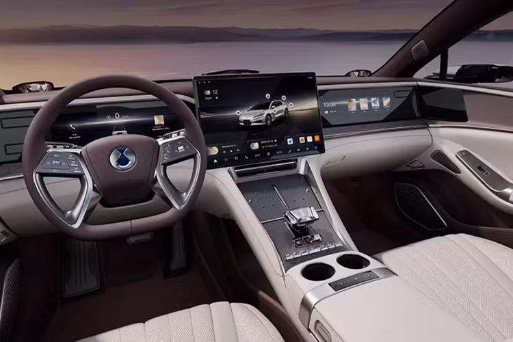 Theo nhận xét của nhiều người, tính năng này sẽ rất hữu dụng với những tài mới hoặc phụ nữ vốn gặp nhiều khó khăn trong việc đỗ xe song song. Bên cạnh các tính năng kể trên, Denza Z9 GT còn gây ấn tượng với thiết kế shooting brake mượt mà, kết hợp giữa 2 dòng xe coupe 4 cửa và station wagon.