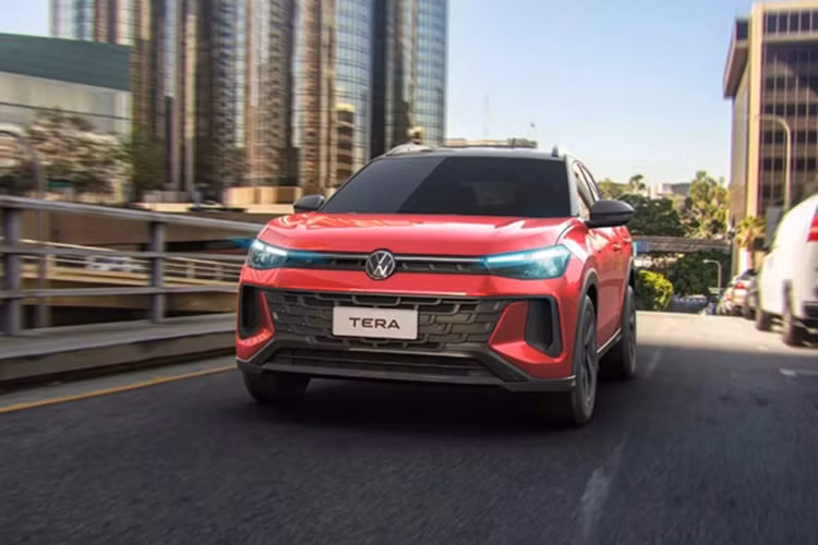 Trong khi đó, đuôi xe SUV Volkswagen Tera 2026 lại gây ấn tượng với cụm đèn hậu LED thanh mảnh, nối liền với nhau bằng một dải trang trí màu đen. Cản sau của xe được ốp nhựa nhìn khá cứng cáp và khỏe khoắn. 