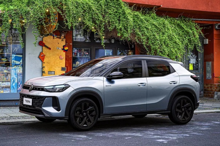  Volkswagen Tera 2026 mới được xây dựng trên nền tảng của Polo. Xe có kích thước nhỏ hơn T-Cross. Đây sẽ là mẫu SUV cỡ nhỏ có giá bán phải chăng nhất của hãng. VW Tera sở hữu thiết kế hiện đại, phần đầu xe nổi bật với lưới tản nhiệt mỏng, đèn pha LED và hốc hút gió lớn trên cản. 