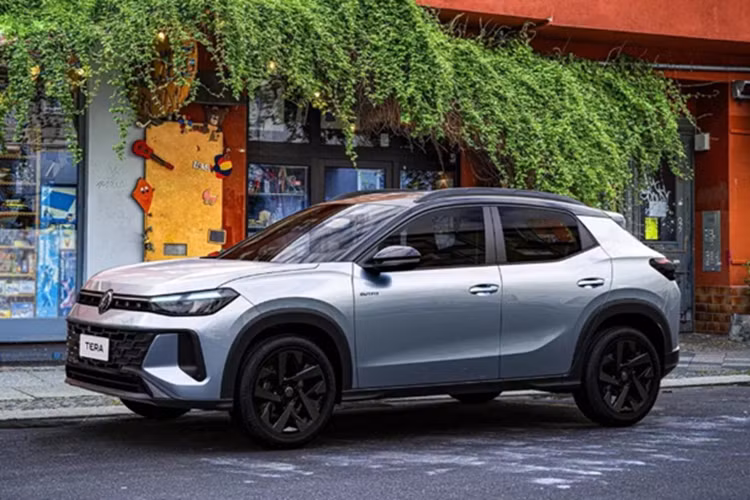  Volkswagen Tera 2026 mới được xây dựng trên nền tảng của Polo. Xe có kích thước nhỏ hơn T-Cross. Đây sẽ là mẫu SUV cỡ nhỏ có giá bán phải chăng nhất của hãng. VW Tera sở hữu thiết kế hiện đại, phần đầu xe nổi bật với lưới tản nhiệt mỏng, đèn pha LED và hốc hút gió lớn trên cản. 