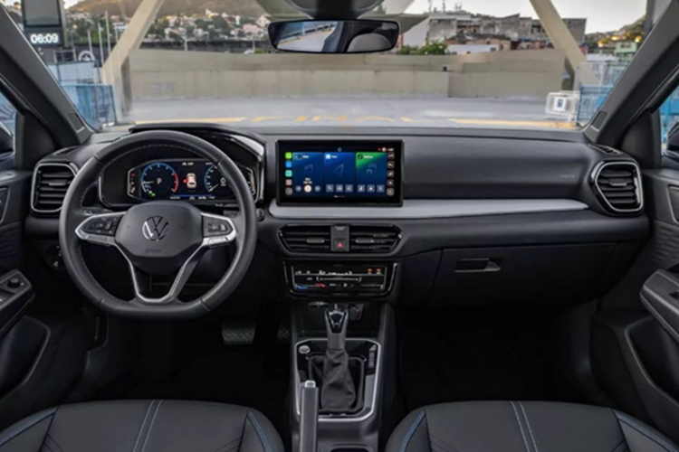 Dù là mẫu xe giá rẻ, sử dụng nhiều vật liệu nhựa, nhưng Tera bản cao cấp vẫn có ghế ngồi bọc da. Volkswagen Tera cũng được trang bị các tính năng kết nối hiện đại như sạc không dây, đèn viền nội thất. Về trang bị an toàn, Tera được hứa hẹn có gói ADAS. 