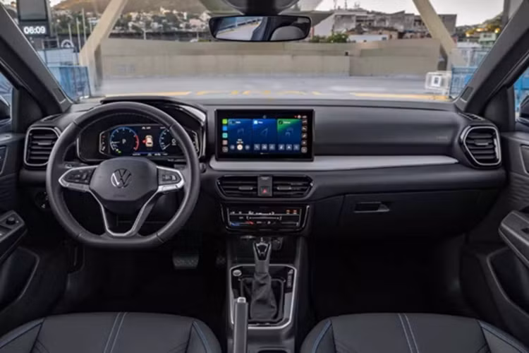 Dù là mẫu xe giá rẻ, sử dụng nhiều vật liệu nhựa, nhưng Tera bản cao cấp vẫn có ghế ngồi bọc da. Volkswagen Tera cũng được trang bị các tính năng kết nối hiện đại như sạc không dây, đèn viền nội thất. Về trang bị an toàn, Tera được hứa hẹn có gói ADAS. 