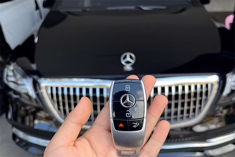Mẫu xe siêu sang Mercedes-Maybach S450 Pullman là "đàn em" của Mercedes-Maybach S650 Pullman và đang được chào hàng đại gia Việt với giá từ 7,2 tỷ đồng, tuy nhiên mức giá "mềm" này dành cho xe ra biển Campuchia.