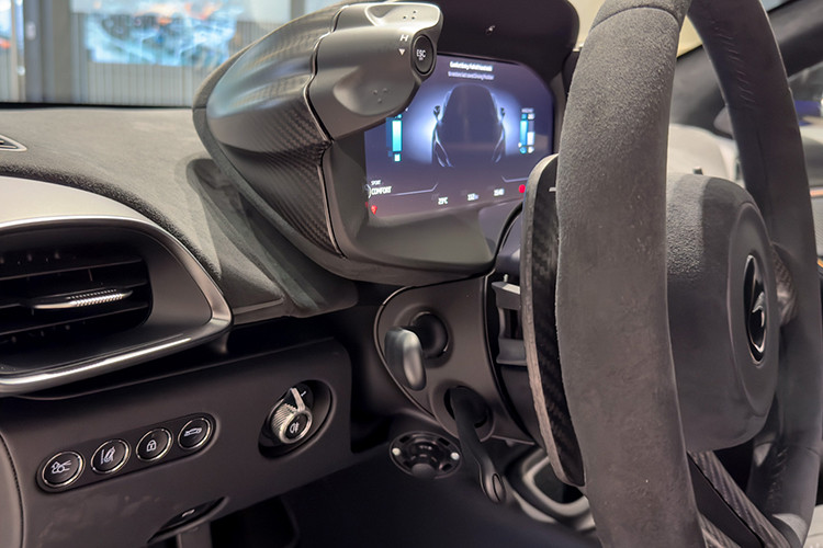 Chính vì thế, trọng lượng khô của xe giờ đây chỉ còn khoảng 1.475 kg. Cung cấp sức mạnh cho McLaren Artura Spider là hệ truyền động hybrid với sự kết hợp của động cơ V6 tăng áp 3.0L với mô-tơ điện, cho tổng công suất lên đến 700 mã lực và mô-men xoắn cực đại 720 Nm.