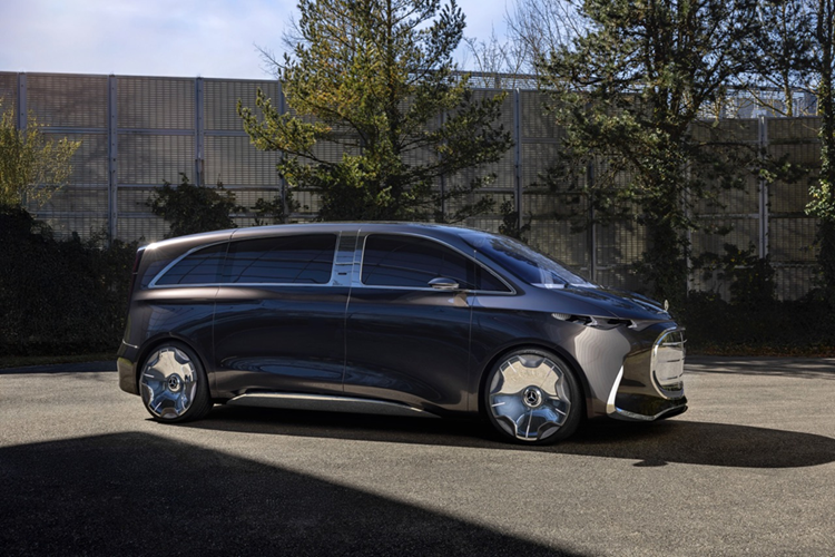 Điều này có ý nghĩa ở một số thị trường nơi các xe MPV cao cấp như Toyota Alphard thống trị so với các xe sedan cao cấp cỡ lớn truyền thống như S-Class.