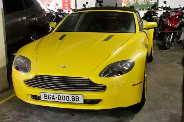 Một chiếc xe thể thao mui trần Aston Martin V8 Vantage Roadster màu vàng mới bị bắt gặp tại 1 hầm đỗ xe của chung cư cao cấp tại Nha Trang, theo tìm hiểu, chiếc xe này được nhập về nước từ năm 2011 và vài năm qua, hiếm khi được nhìn thấy trên đường.