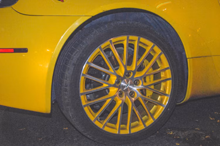 Phần mui vải của Aston Martin V8 Vantage Roadster có thể hoạt động ngay cả khi xe đang chạy, nhưng hãng xe sang Anh quốc khuyến cáo các tài xế nên thực hiện việc này khi vận tốc của xe dưới 50 km/h.