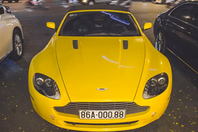 Aston Martin V8 Vantage có 2 bản, đó là năm 2005 và 2018 trở về đây, xe lần đầu tiên trình làng tại triển lãm Los Angeles 2006 và được đánh giá là 1 trong những chiếc xe mui trần "sexy" nhất. Phiên bản mui trần của dòng V8 Vantage chỉ mất khoảng thời gian từ 18 đến 20 giây để đóng hoặc hạ mui.