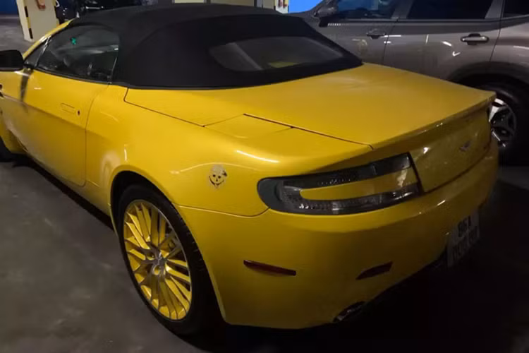 Chiếc xe mui trần Aston Martin V8 Vantage Roadster của doanh nhân Bình Thuận có thời gian tăng tốc lên 97 km/h từ vị trí xuất phát chỉ trong vòng 4,8 giây trước khi đạt vận tốc tối đa 282 km/h. Đến năm 2009, Aston Martin mang đến "trái tim" khoẻ hơn cho V8 Vantage Roadster