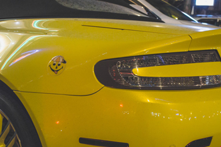 Ban đầu, hãng xe sang Aston Martin trang bị cho V8 Vantage Roadster khối động cơ V8, dung tích 4.3 lít, sản sinh công suất tối đa 385 mã lực tại vòng tua máy 7.000 vòng/phút và mô-men xoắn cực đại 409 Nm tại vòng tua 5.000 vòng/phút.