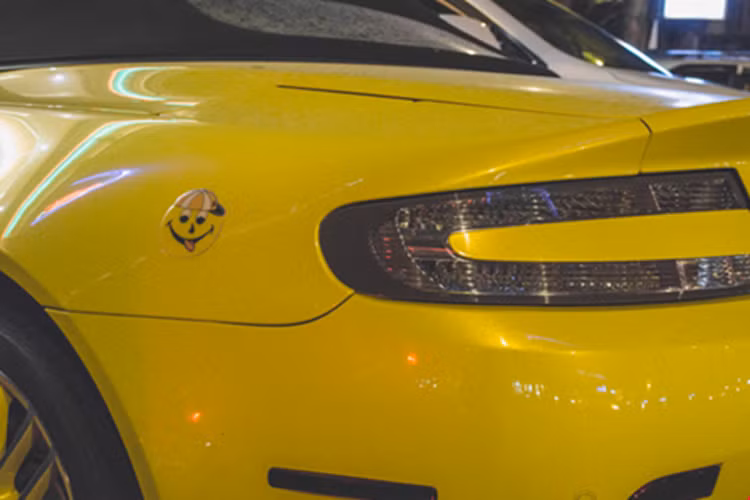 Ban đầu, hãng xe sang Aston Martin trang bị cho V8 Vantage Roadster khối động cơ V8, dung tích 4.3 lít, sản sinh công suất tối đa 385 mã lực tại vòng tua máy 7.000 vòng/phút và mô-men xoắn cực đại 409 Nm tại vòng tua 5.000 vòng/phút.