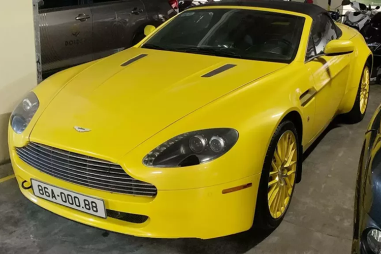 Chiếc Aston Martin V8 Vantage Roadster mui trần này đeo biển kiểm soát của tỉnh Bình Thuận, ngoại thất vẫn mang màu vàng nhưng mâm xe đã sơn lại cùng màu xe, mui xe là màu đen. Hiện tại Việt Nam còn hơn 3 chiếc xe thể thao Aston Martin V8 Vantage Roadster, 2 trong số đó được "Qua" Vũ săn lùng, còn 1 xe đang ở Hà Nội.