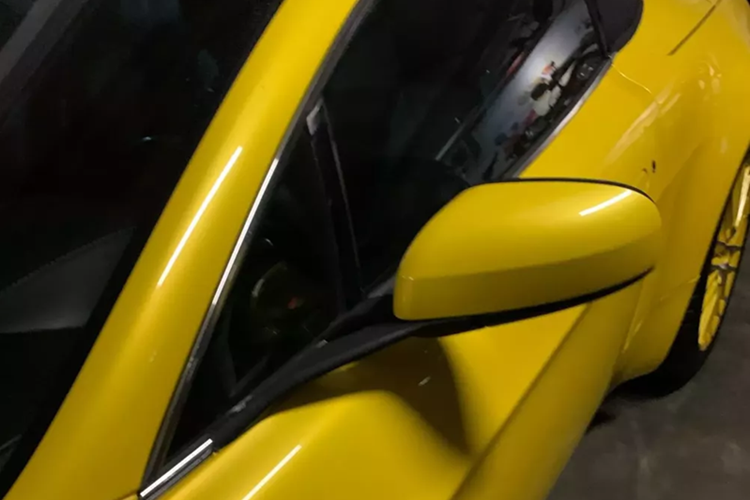 Mức giá xe Aston Martin V8 Vantage mui trần lúc mới ra mắt vào khoảng 130.000 USD, tại Việt Nam, Aston Martin V8 Vantage Roadster lúc về nước đều thuộc diện đã qua sử dụng có giá hơn 12 tỷ đồng, nay giao dịch trên 3 tỷ đồng.