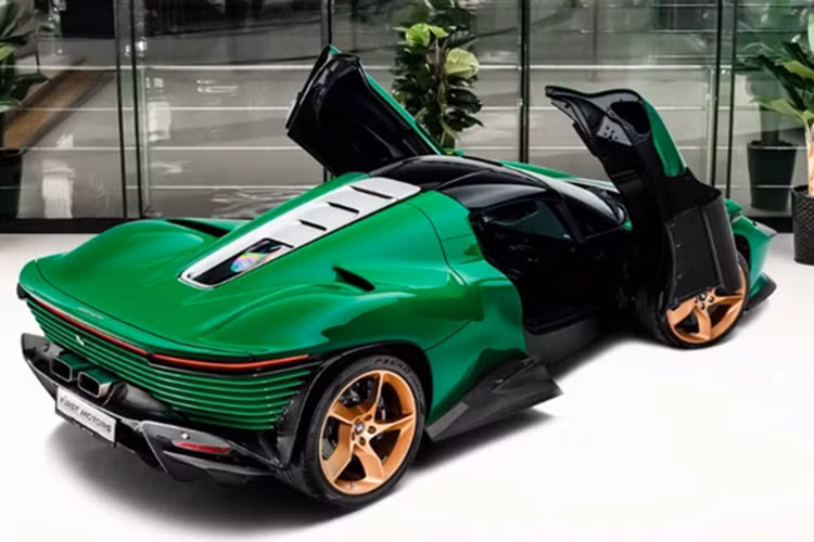 Do sở hữu nhiều tùy chọn cao cấp nên giá trị của chiếc Ferrari Daytona SP3 trong bài có lẽ không dưới 3 triệu USD (tương đương 76,3 tỷ đồng).