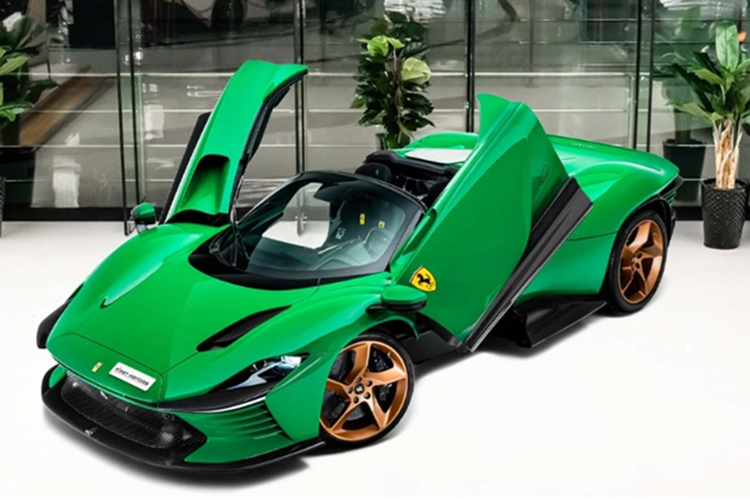Không chỉ thế, trên nắp động cơ của chiếc Ferrari Daytona SP3 màu BP Green độc nhất thế giới này còn có chữ ký của hai tay đua F1 là Charles Leclerc và Carlos Sainz Jr.