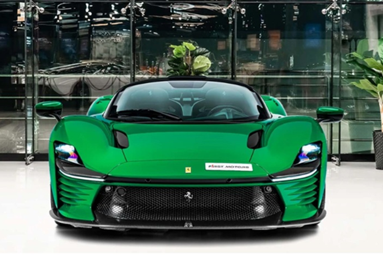 Được biết, chủ nhân đầu tiên của chiếc Ferrari Daytona SP3 hàng thửa này là ở Đức. Vào tháng 7/2024, xe được đưa tới trưng bày tại triển lãm Concours of Elegance Germany.