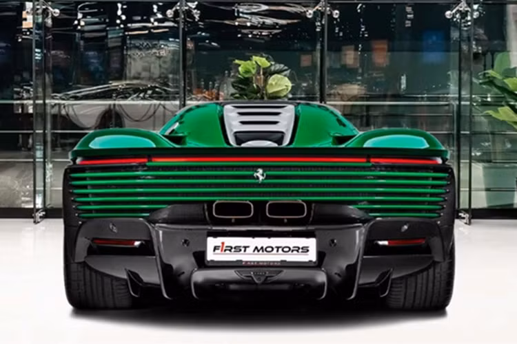 Ferrari Daytona SP3 thuộc Series Icona của Ferrari cùng với Monza SP1 và SP2. Ở thời điểm mới ra mắt, siêu xe này có giá khởi điểm là 2,3 triệu USD (58,5 tỷ đồng) và chỉ được sản xuất đúng 599 chiếc trên toàn thế giới. Đặc biệt, chỉ có những khách hàng từng sở hữu mẫu SP1 và SP2 mới được Ferrari ưu tiên cho mua chiếc SP3 này.