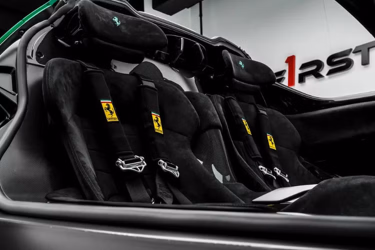 Hai ống xả hình thang được đặt trên cao mang đến trải nghiệm âm thanh mạnh mẽ, ốp cửa ống xả còn được làm bằng gốm cách nhiệt.