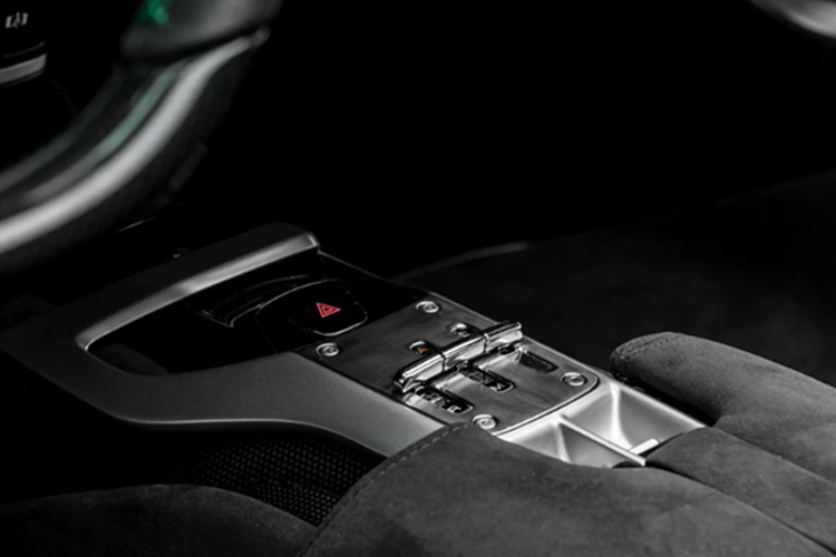 Khác hẳn với màu ngoại thất nổi bật, bên trong khoang cabin của chiếc Ferrari Daytona SP3 độc nhất vô nhị này lại sở hữu tông màu đen đơn giản, đi cùng các chi tiết hình vuông và đường chỉ thêu xanh làm điểm nhấn. Chất liệu sợi carbon có thể được tìm thấy tại vô lăng, lẫy chuyển số, bảng taplo...