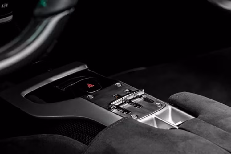 Khác hẳn với màu ngoại thất nổi bật, bên trong khoang cabin của chiếc Ferrari Daytona SP3 độc nhất vô nhị này lại sở hữu tông màu đen đơn giản, đi cùng các chi tiết hình vuông và đường chỉ thêu xanh làm điểm nhấn. Chất liệu sợi carbon có thể được tìm thấy tại vô lăng, lẫy chuyển số, bảng taplo...