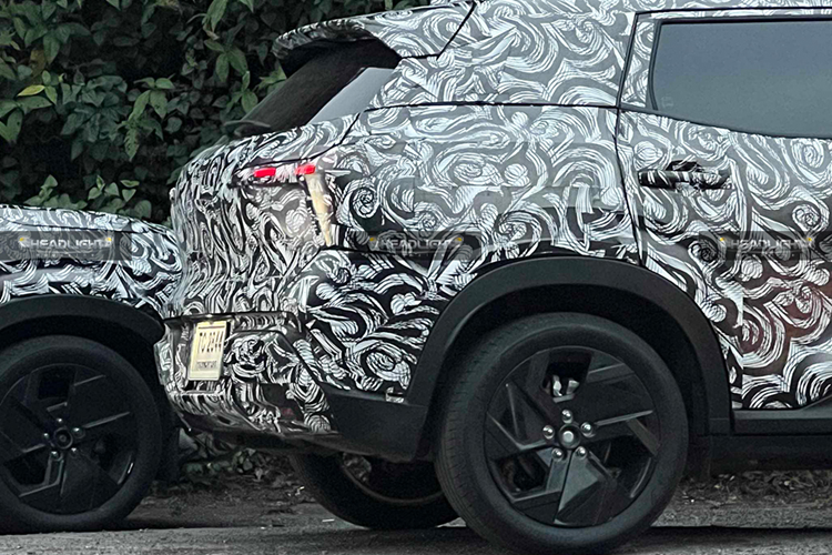 Mặc dù xe thử nghiệm được nguỵ trang kỹ lưỡng, nhưng vẫn để lộ vài chi tiết nổi bật và đặc trưng của XForce như bộ đèn pha trước và đèn hậu LED, ăng-ten vây cá mập, phía sau có cảm biến lùi 4 điểm.