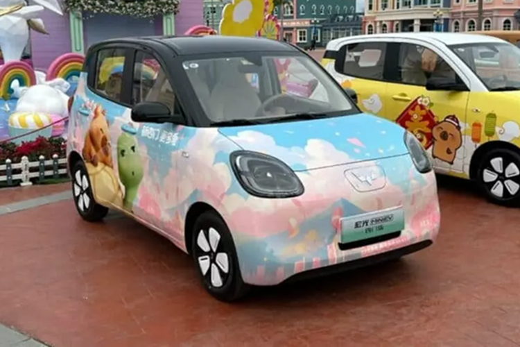 Cụ thể là vào ngày 22 tháng 2, liên doanh SGMW đã công bố giá xe Wuling Hongguang Mini EV 5 cửa với ba phiên bản là tiêu chuẩn từ 44.800 nhân dân tệ (6.200 USD, tương đương 147,3 triệu đồng), phiên bản cao cấp 49.800 nhân dân tệ (6.900 USD, khoảng 163,9 triệu đồng) và sau cùng là bản Premium+ 50.800 nhân dân tệ (7.000 USD, tương đương 166,3 triệu đồng).