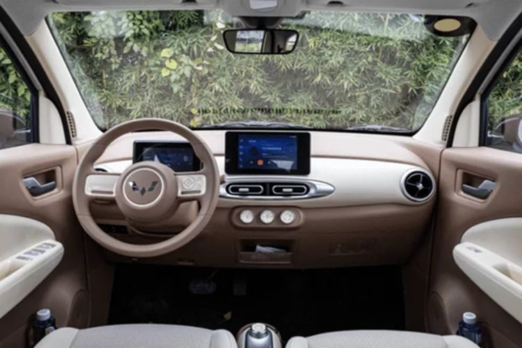 Xe có 19 không gian lưu trữ trong toàn bộ nội thất và dung tích cốp xe tiêu chuẩn là 123 lít có thể mở rộng lên 745 lít sau khi hàng ghế sau được gập xuống. Để tham khảo, phiên bản ba cửa Wuling Hongguang Mini EV đang bán ở Việt Nam có kích thước 3064/1493/1614 mm và có chiều dài cơ sở là 2010 mm.