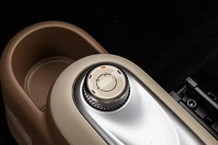 Sức mạnh đến từ động cơ điện phía sau với công suất tối đa 30 kW (40 mã lực), kết hợp với bộ pin lithium iron phosphate 16,2 kWh. Tốc độ tối đa là 100 km/h và phạm vi CLTC là 205 km.