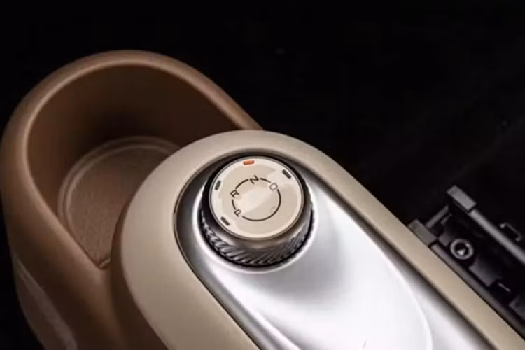 Sức mạnh đến từ động cơ điện phía sau với công suất tối đa 30 kW (40 mã lực), kết hợp với bộ pin lithium iron phosphate 16,2 kWh. Tốc độ tối đa là 100 km/h và phạm vi CLTC là 205 km.