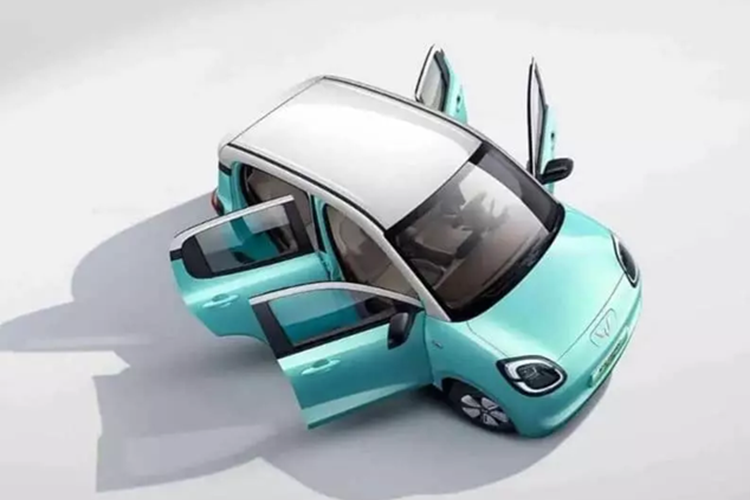 Buồng lái được trang bị bảng điều khiển nổi 7 inch và màn hình điều khiển trung tâm nổi 8 inch. Các núm điều khiển và cửa gió điều hòa dưới màn hình điều khiển trung tâm được giữ nguyên, cũng như vô lăng hai chấu.