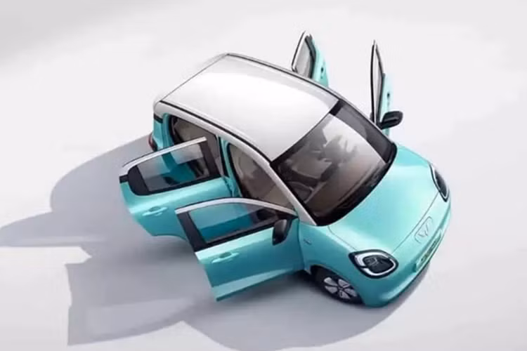 Buồng lái được trang bị bảng điều khiển nổi 7 inch và màn hình điều khiển trung tâm nổi 8 inch. Các núm điều khiển và cửa gió điều hòa dưới màn hình điều khiển trung tâm được giữ nguyên, cũng như vô lăng hai chấu.