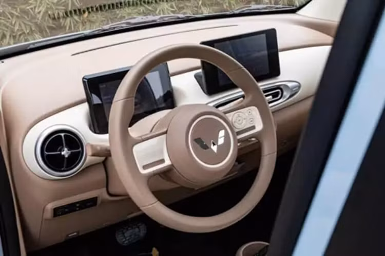 Ngoại hình áp dụng thiết kế “thẩm mỹ ngọt ngào”, với mặt trước “mặt cười”, màu nội thất “kem caramel” và ghế “bàn chân mèo dễ thương”. Có ba màu thân xe, cụ thể là xanh đậm, xanh dương và cà phê, được sơn bằng quy trình 7 lớp phủ.