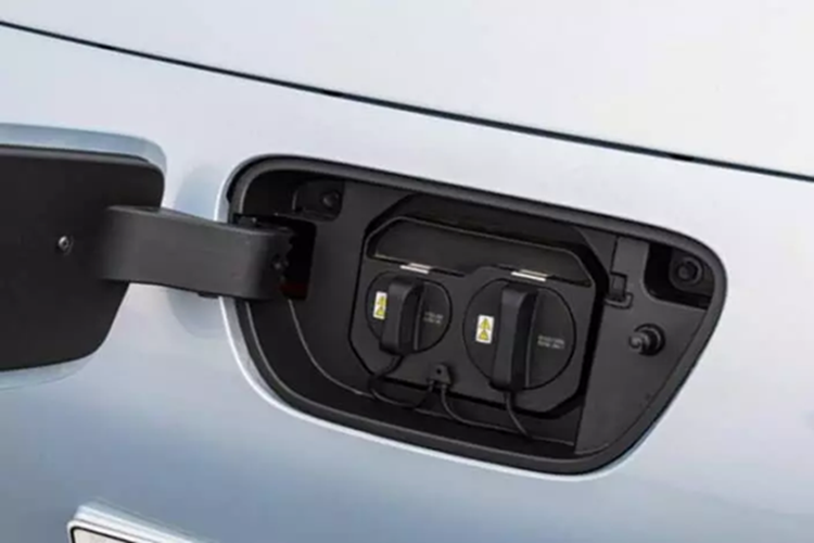 Ngoài ra, cả sạc nhanh DC và sạc chậm AC đều được hỗ trợ. Ở chế độ sạc nhanh, thời gian sạc từ 30% đến 80% là 35 phút, trong khi sạc chậm từ 20% đến 100% mất 4,8 giờ.