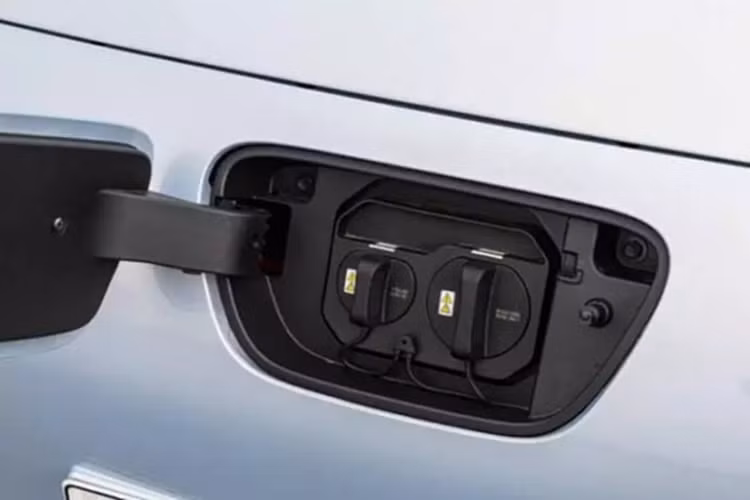 Ngoài ra, cả sạc nhanh DC và sạc chậm AC đều được hỗ trợ. Ở chế độ sạc nhanh, thời gian sạc từ 30% đến 80% là 35 phút, trong khi sạc chậm từ 20% đến 100% mất 4,8 giờ.