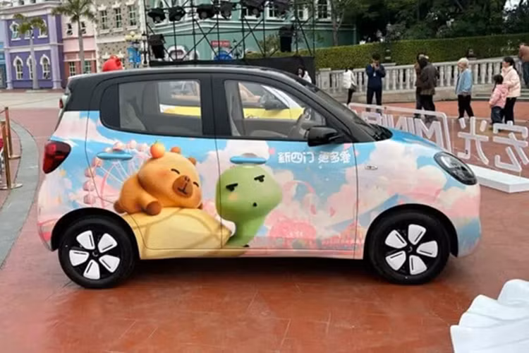 Tại hội nghị ra mắt, SGMW thông báo tính đến ngày 31/1 năm nay, doanh số bán hàng tích lũy của Hongguang Mini EV chạy điện đã vượt quá 1,5 triệu chiếc, đứng đầu về doanh số bán xe năng lượng mới cỡ nhỏ toàn cầu, với trung bình một chiếc được bán ra sau mỗi 90 giây.