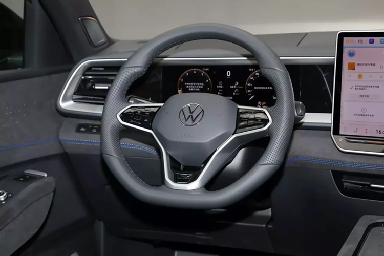 Teramont Pro ra mắt hệ thống lái xe thông minh IQ.Pilot thế hệ mới của Volkswagen, hỗ trợ các tính năng như kiểm soát hành trình thích ứng, thay đổi làn đường bằng cần gạt và tránh chướng ngại vật tự động, được bổ sung thêm trợ lý đỗ xe IQ.Drive (bao gồm khả năng đỗ xe từ xa).