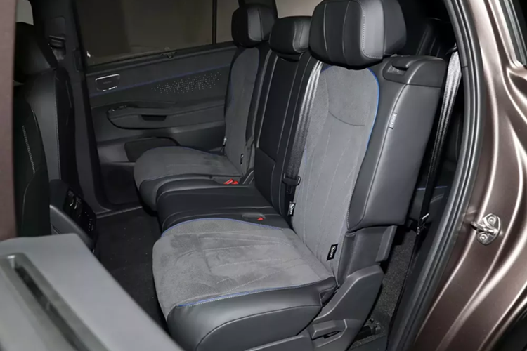 Nội thất có buồng lái thông minh tích hợp 6 màn hình với hai công cụ giọng nói AI (DeepSeek + Wenxin Yiyan) cho phép trò chuyện tự nhiên nhiều vòng để tương tác hiệu quả hơn.