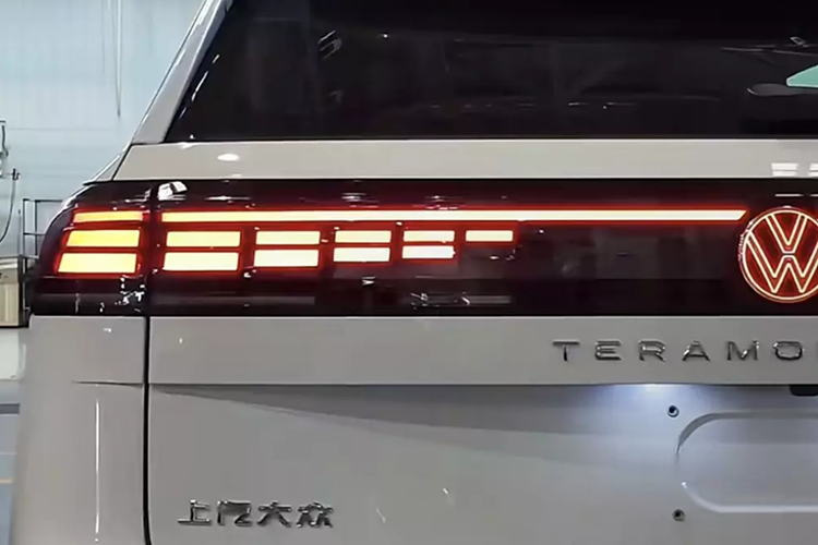 Volkswagen Teramont Pro tại Trung Quốc tự hào có kích thước lớn 5158×1991×1788mm với chiều dài cơ sở 2980mm. Bố cục ba hàng ghế, bảy chỗ ngồi hỗ trợ gập điện, cho phép chuyển đổi một chạm sang chế độ 5 chỗ ngồi, mở rộng dung tích cốp xe từ 286 lít lên 2427 lít.