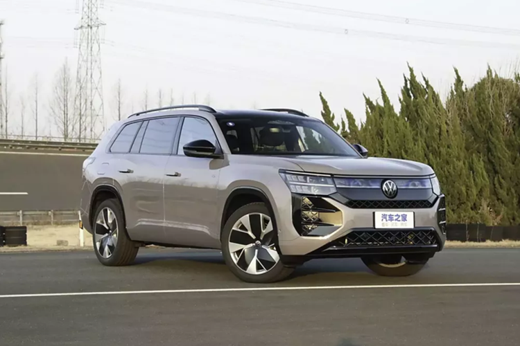 Mẫu xe SUV Volkswagen Teramont Pro 2025 được trang bị động cơ EA888 2.0T thế hệ thứ năm của Volkswagen kết hợp với hộp số ly hợp kép ướt bảy cấp DQ501, cung cấp công suất tối đa 200kW và mô-men xoắn cực đại 400 Nm.