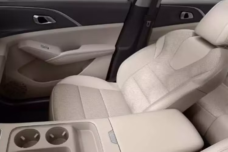 Buồng lái được trang bị hệ điều hành Coffee OS 3 do GWM tự phát triển. Thiết kế màn hình kép đã bị hủy bỏ. Thay vào đó, có màn hình điều khiển trung tâm nổi 14,6 inch và bảng điều khiển LCD đầy đủ 12,3 inch độc lập, cũng như HUD.