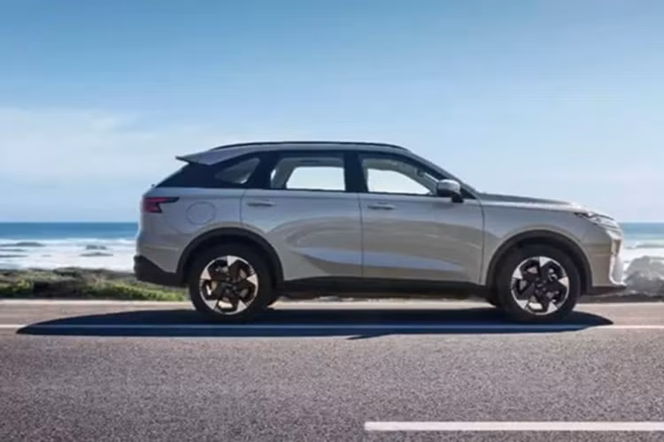 Haval Xiaolong Max thế hệ thứ hai có diện mạo hoàn toàn mới. Phần đầu xe được trang bị đèn pha ma trận điểm gồm 72 bóng LED có khoảng cách chiếu sáng là 190 mét, giúp xe dễ nhận biết.