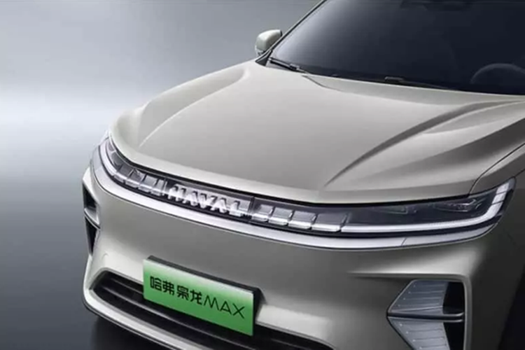 Ở phía sau, đèn hậu “Brilliant Galaxy” sử dụng 332 bóng LED siêu đỏ 628nm để tạo ra hơn 30.000 bề mặt phản chiếu tinh thể. Haval cũng tuyên bố hệ số cản xe Xiaolong Max thế hệ thứ hai đã giảm 0,028Cd.