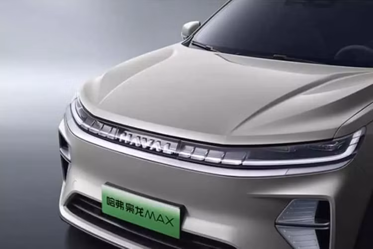 Ở phía sau, đèn hậu “Brilliant Galaxy” sử dụng 332 bóng LED siêu đỏ 628nm để tạo ra hơn 30.000 bề mặt phản chiếu tinh thể. Haval cũng tuyên bố hệ số cản xe Xiaolong Max thế hệ thứ hai đã giảm 0,028Cd.