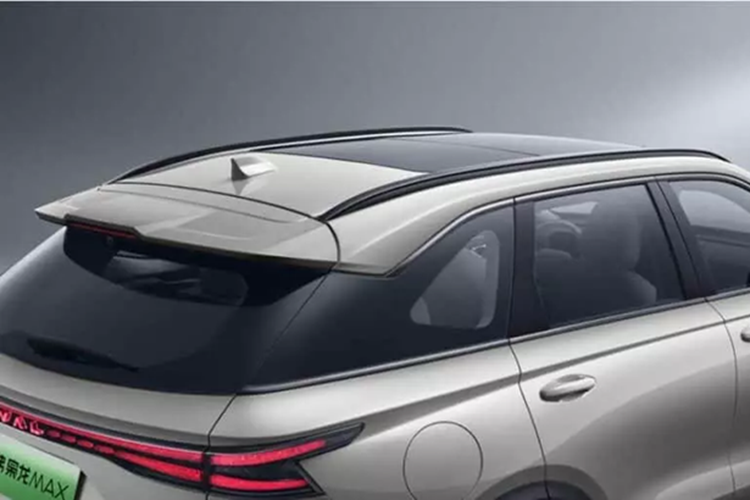 Được định vị là một chiếc SUV cỡ trung, Haval Xiaolong Max bản PHEV thế hệ thứ hai có kích thước 4780/1895/1725 mm và có chiều dài cơ sở 2810 mm. So với Xiaolong Max hiện tại trên thị trường, chiều dài xe đã tăng 22 mm và chiều dài cơ sở tăng 10 mm. 