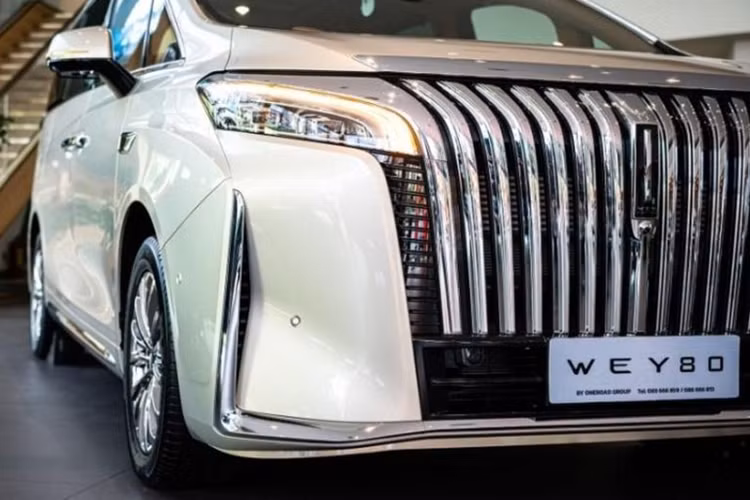 Thiết kế bên ngoài của Wey 80 có nhiều đường nét gợi liên tưởng đến Toyota Alphard với điểm nhấn là lưới tản nhiệt cỡ lớn, bao phủ toàn bộ phần đầu xe. Ở hai bên là cụm đèn pha và đèn chiếu sáng ban ngày dạng LED. Xe được trang bị cửa lùa, giúp người ngồi hàng ghế sau có thể ra vào xe thuận tiện hơn.