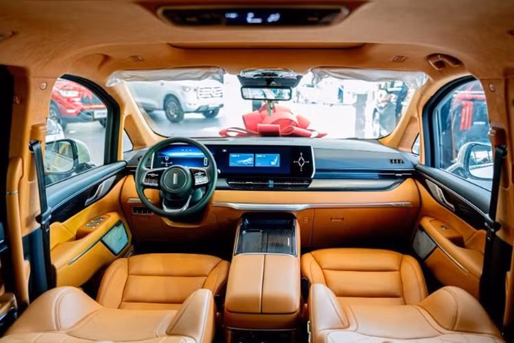 Mẫu xe MPV GWM Wey 80 mới sở hữu không gian nội thất 7 chỗ ngồi sang trọng và hiện đại. Bảng điều khiển trước có 2 màn hình lớn. Hệ thống âm thanh Harman Kardon 20 loa trên cấu hình cao cấp nhất.