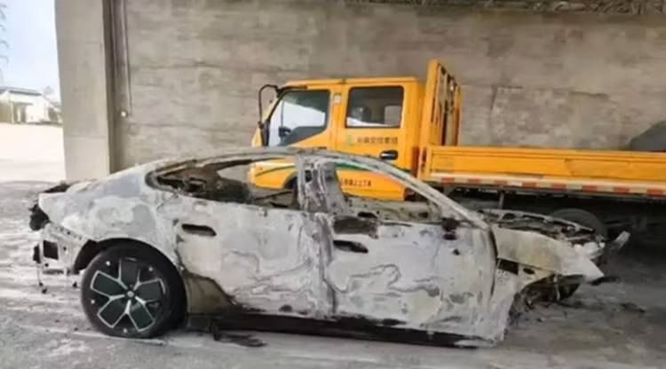 Trung Quoc cam quang cao oto tu lai sau tai nan Xiaomi SU7