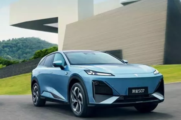 Phiên bản EV được trang bị động cơ điện phía sau có công suất 160 kW (215 mã lực) hoặc 190 kW (255 mã lực), kết hợp với bộ pin lithium sắt phosphate 68,82 kWh hoặc bộ pin lithium ba thành phần 79,97 kWh, cung cấp phạm vi hoạt động CLTC lần lượt là 520 km và 628 km.