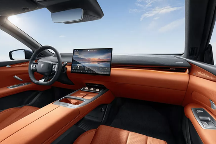 Phạm vi điện thuần túy CLTC là 230 km và 300 km trong khi phạm vi toàn diện lần lượt là 1330 km và 1400 km. Deepal L07 biến thể EV được trang bị động cơ điện 185 kW (248 mã lực) và bộ pin lithium sắt phosphate 56,12 kWh, cung cấp phạm vi CLTC là 530 km.