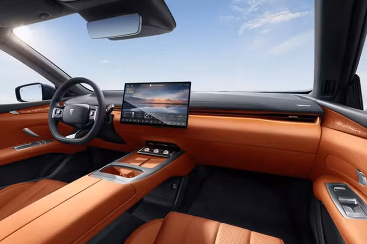 Phạm vi điện thuần túy CLTC là 230 km và 300 km trong khi phạm vi toàn diện lần lượt là 1330 km và 1400 km. Deepal L07 biến thể EV được trang bị động cơ điện 185 kW (248 mã lực) và bộ pin lithium sắt phosphate 56,12 kWh, cung cấp phạm vi CLTC là 530 km.